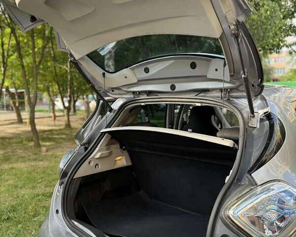 Серый Рено Зое, объемом двигателя 0 л и пробегом 101 тыс. км за 6700 $, фото 25 на Automoto.ua