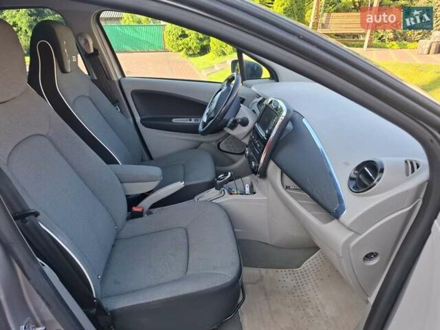 Серый Рено Зое, объемом двигателя 0 л и пробегом 52 тыс. км за 6800 $, фото 12 на Automoto.ua