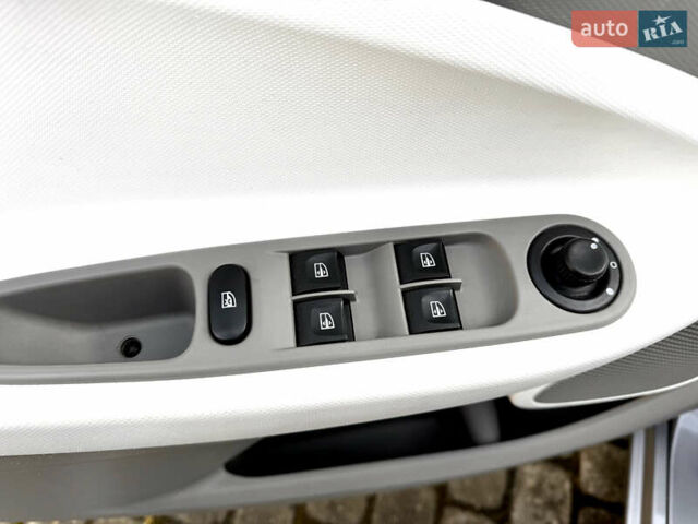 Серый Рено Зое, объемом двигателя 0 л и пробегом 69 тыс. км за 6762 $, фото 27 на Automoto.ua