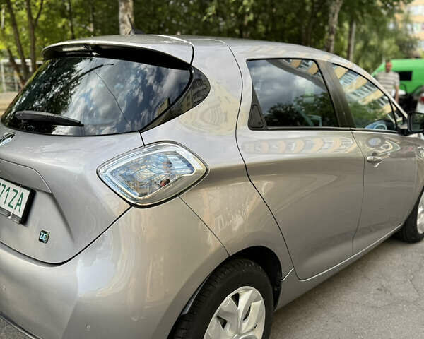 Серый Рено Зое, объемом двигателя 0 л и пробегом 101 тыс. км за 6700 $, фото 5 на Automoto.ua
