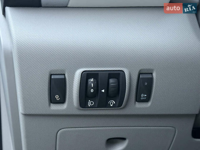 Серый Рено Зое, объемом двигателя 0 л и пробегом 99 тыс. км за 6200 $, фото 30 на Automoto.ua