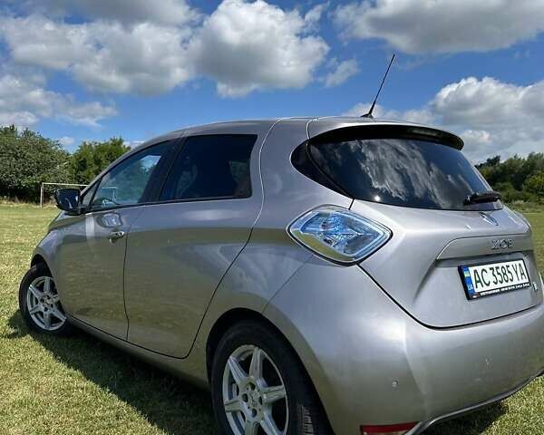 Серый Рено Зое, объемом двигателя 0 л и пробегом 153 тыс. км за 6350 $, фото 4 на Automoto.ua