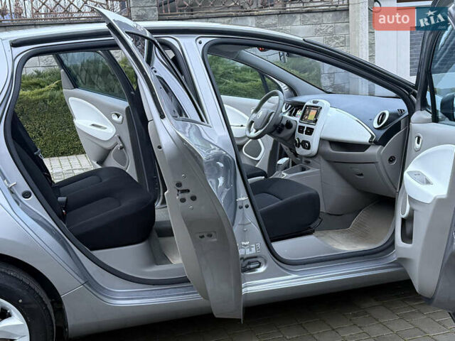 Серый Рено Зое, объемом двигателя 0 л и пробегом 99 тыс. км за 6200 $, фото 43 на Automoto.ua