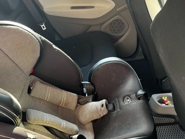 Серый Рено Зое, объемом двигателя 0 л и пробегом 200 тыс. км за 6300 $, фото 11 на Automoto.ua