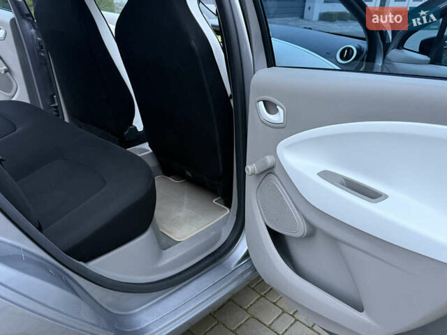 Серый Рено Зое, объемом двигателя 0 л и пробегом 99 тыс. км за 6200 $, фото 50 на Automoto.ua