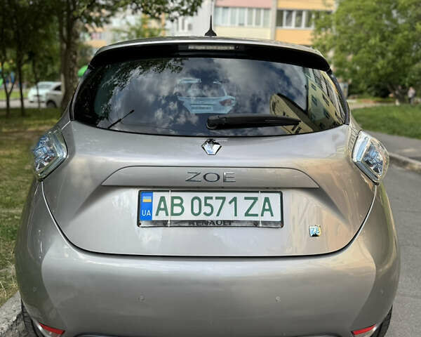 Серый Рено Зое, объемом двигателя 0 л и пробегом 101 тыс. км за 6700 $, фото 6 на Automoto.ua