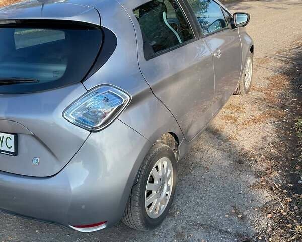 Серый Рено Зое, объемом двигателя 0 л и пробегом 104 тыс. км за 6600 $, фото 10 на Automoto.ua