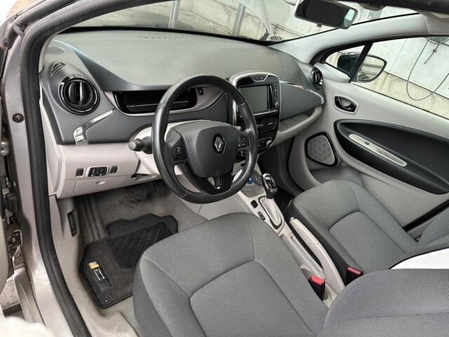 Серый Рено Зое, объемом двигателя 0 л и пробегом 130 тыс. км за 3500 $, фото 7 на Automoto.ua