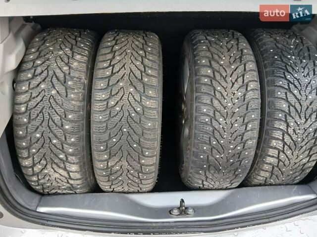 Серый Рено Зое, объемом двигателя 0 л и пробегом 88 тыс. км за 6500 $, фото 14 на Automoto.ua