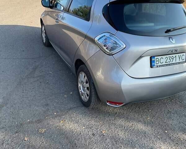 Серый Рено Зое, объемом двигателя 0 л и пробегом 104 тыс. км за 6600 $, фото 5 на Automoto.ua