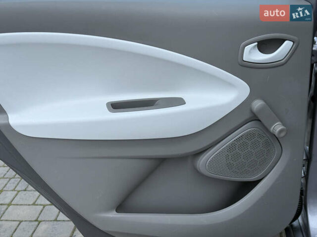 Серый Рено Зое, объемом двигателя 0 л и пробегом 99 тыс. км за 6200 $, фото 42 на Automoto.ua