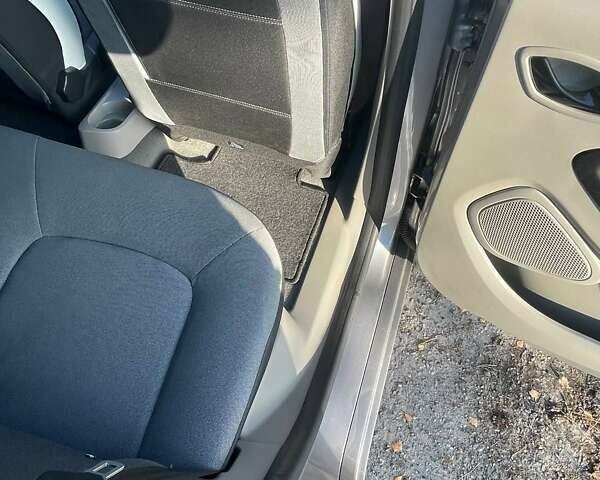 Серый Рено Зое, объемом двигателя 0 л и пробегом 104 тыс. км за 6600 $, фото 15 на Automoto.ua