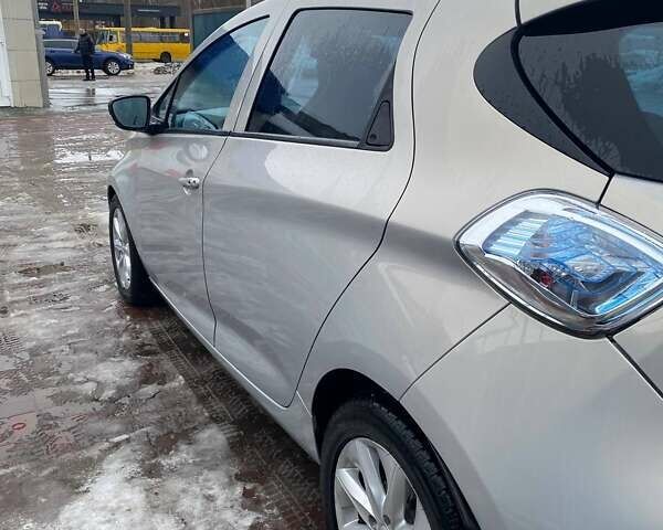 Серый Рено Зое, объемом двигателя 0 л и пробегом 112 тыс. км за 6500 $, фото 3 на Automoto.ua