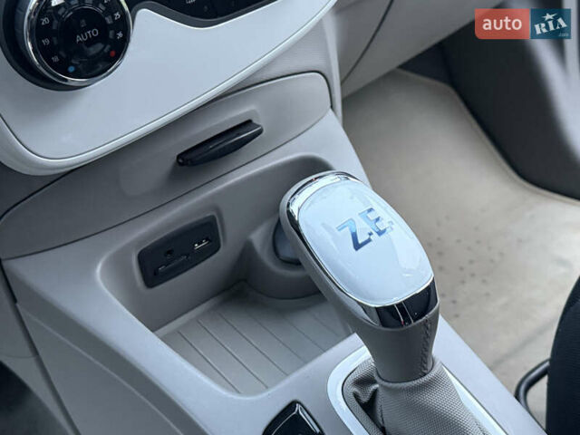 Серый Рено Зое, объемом двигателя 0 л и пробегом 99 тыс. км за 6200 $, фото 32 на Automoto.ua