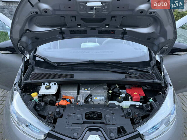 Серый Рено Зое, объемом двигателя 0 л и пробегом 99 тыс. км за 6200 $, фото 52 на Automoto.ua