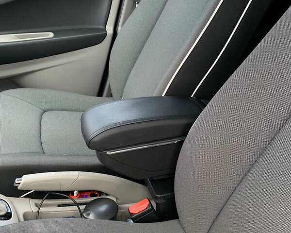 Серый Рено Зое, объемом двигателя 0 л и пробегом 131 тыс. км за 7100 $, фото 10 на Automoto.ua