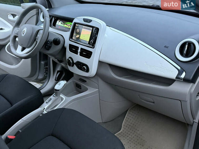 Серый Рено Зое, объемом двигателя 0 л и пробегом 99 тыс. км за 6200 $, фото 44 на Automoto.ua