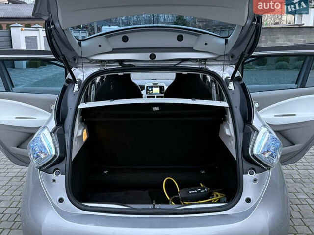 Серый Рено Зое, объемом двигателя 0 л и пробегом 99 тыс. км за 6200 $, фото 51 на Automoto.ua