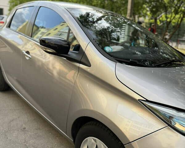 Серый Рено Зое, объемом двигателя 0 л и пробегом 101 тыс. км за 6700 $, фото 4 на Automoto.ua