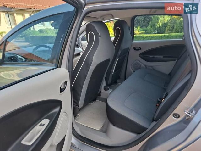 Серый Рено Зое, объемом двигателя 0 л и пробегом 52 тыс. км за 6800 $, фото 23 на Automoto.ua