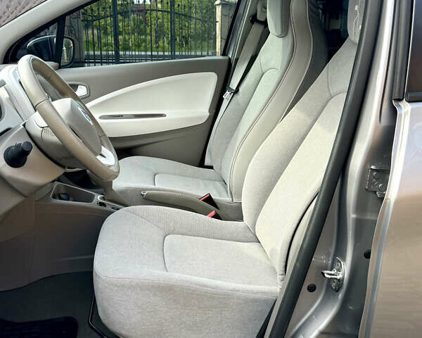 Серый Рено Зое, объемом двигателя 0 л и пробегом 69 тыс. км за 6762 $, фото 30 на Automoto.ua