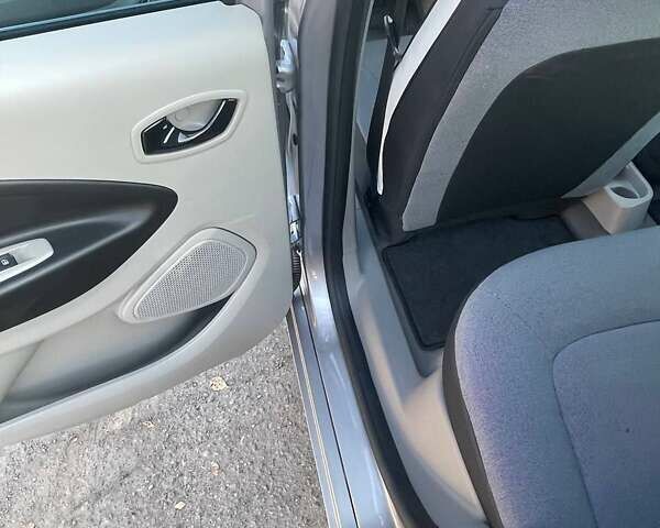 Серый Рено Зое, объемом двигателя 0 л и пробегом 104 тыс. км за 6600 $, фото 2 на Automoto.ua