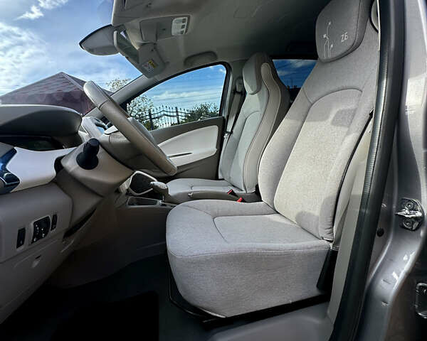 Серый Рено Зое, объемом двигателя 0 л и пробегом 69 тыс. км за 6762 $, фото 31 на Automoto.ua