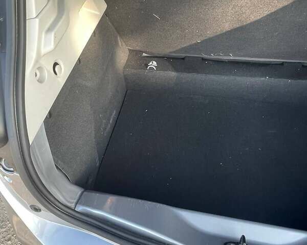 Серый Рено Зое, объемом двигателя 0 л и пробегом 104 тыс. км за 6600 $, фото 17 на Automoto.ua