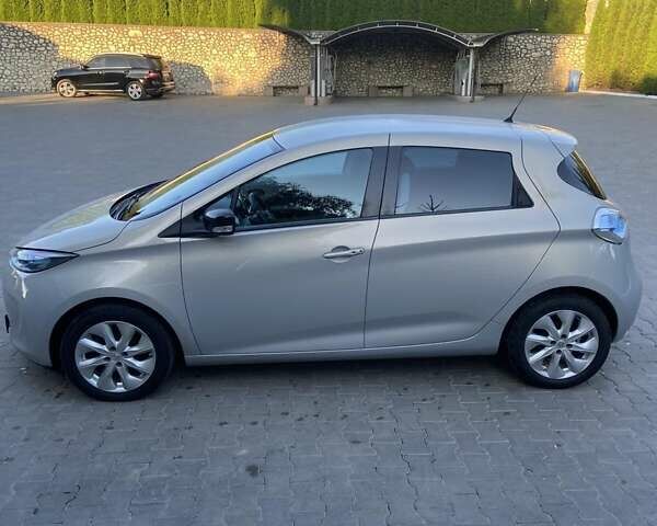 Серый Рено Зое, объемом двигателя 0 л и пробегом 74 тыс. км за 7650 $, фото 4 на Automoto.ua