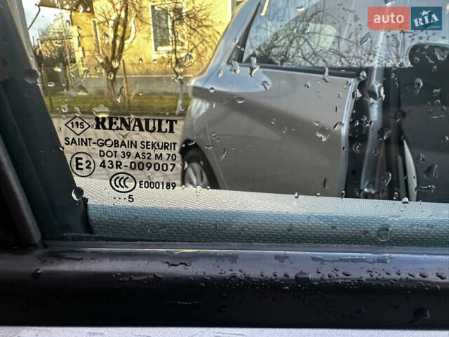 Серый Рено Зое, объемом двигателя 0 л и пробегом 169 тыс. км за 6900 $, фото 7 на Automoto.ua