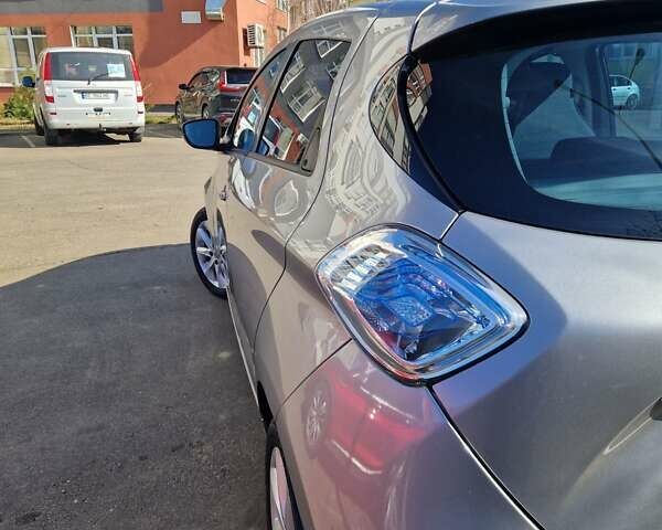 Серый Рено Зое, объемом двигателя 0 л и пробегом 124 тыс. км за 5700 $, фото 1 на Automoto.ua