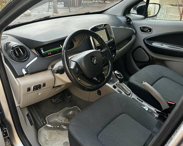 Серый Рено Зое, объемом двигателя 0 л и пробегом 169 тыс. км за 6900 $, фото 16 на Automoto.ua