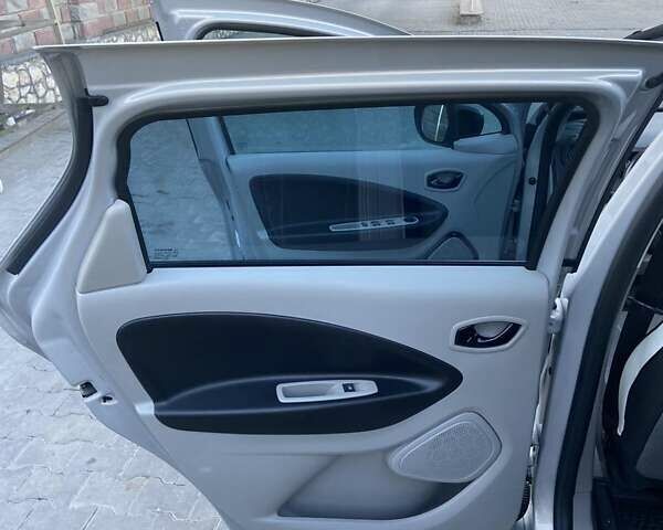 Серый Рено Зое, объемом двигателя 0 л и пробегом 74 тыс. км за 7650 $, фото 28 на Automoto.ua