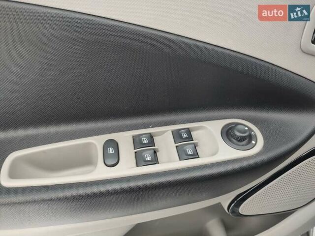 Серый Рено Зое, объемом двигателя 0 л и пробегом 153 тыс. км за 6500 $, фото 24 на Automoto.ua