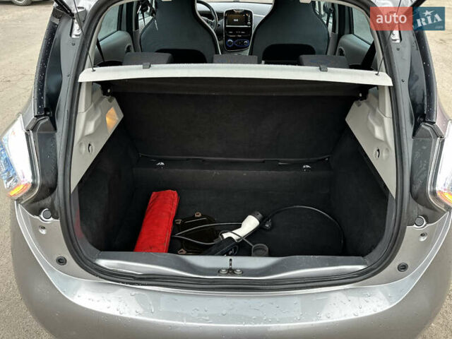 Серый Рено Зое, объемом двигателя 0 л и пробегом 111 тыс. км за 6999 $, фото 27 на Automoto.ua