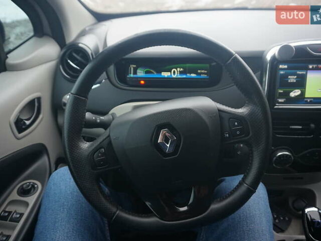 Серый Рено Зое, объемом двигателя 0 л и пробегом 98 тыс. км за 7200 $, фото 29 на Automoto.ua