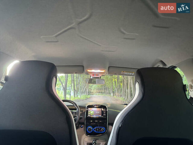 Серый Рено Зое, объемом двигателя 0 л и пробегом 83 тыс. км за 7499 $, фото 12 на Automoto.ua