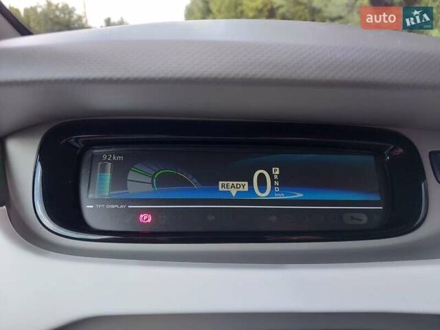 Серый Рено Зое, объемом двигателя 0 л и пробегом 69 тыс. км за 7700 $, фото 14 на Automoto.ua