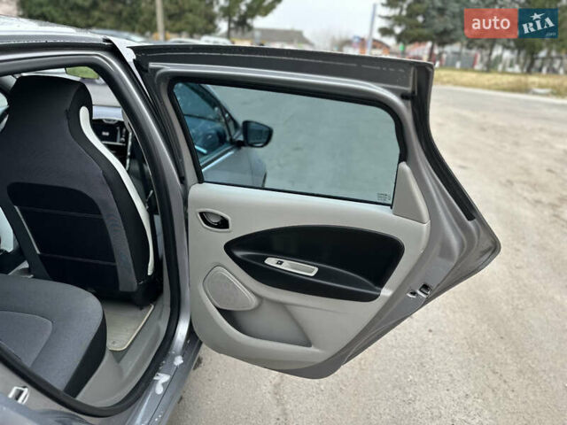 Серый Рено Зое, объемом двигателя 0 л и пробегом 111 тыс. км за 6999 $, фото 30 на Automoto.ua