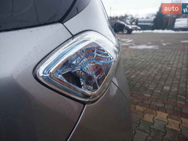 Серый Рено Зое, объемом двигателя 0 л и пробегом 98 тыс. км за 7200 $, фото 23 на Automoto.ua