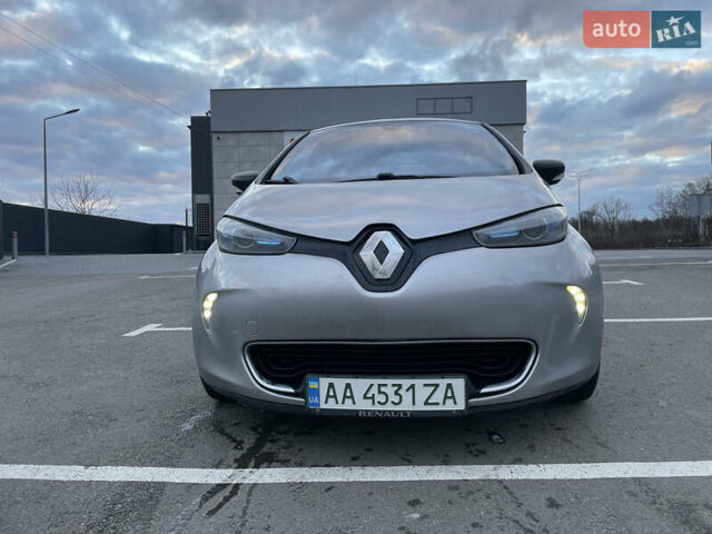 Серый Рено Зое, объемом двигателя 0 л и пробегом 104 тыс. км за 9700 $, фото 1 на Automoto.ua