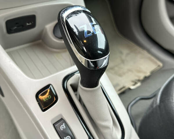 Серый Рено Зое, объемом двигателя 0 л и пробегом 111 тыс. км за 6999 $, фото 39 на Automoto.ua