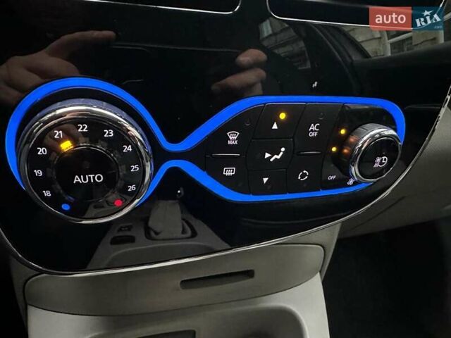 Рено Зое 2015 в Львове на Automoto.ua Серый Рено Зое, объемом двигателя 0 л и пробегом 132 тыс. км за 6700 $, фото 3 на Automoto.ua