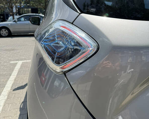 Серый Рено Зое, объемом двигателя 0 л и пробегом 94 тыс. км за 6500 $, фото 8 на Automoto.ua