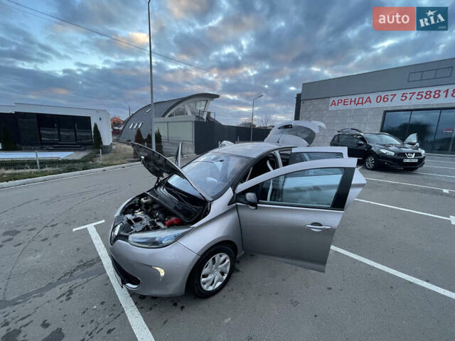 Серый Рено Зое, объемом двигателя 0 л и пробегом 104 тыс. км за 9700 $, фото 14 на Automoto.ua