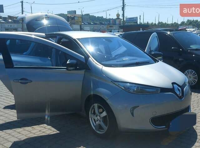Серый Рено Зое, объемом двигателя 0 л и пробегом 100 тыс. км за 11300 $, фото 3 на Automoto.ua