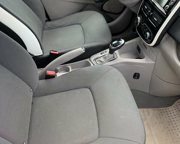 Серый Рено Зое, объемом двигателя 0 л и пробегом 87 тыс. км за 6750 $, фото 27 на Automoto.ua