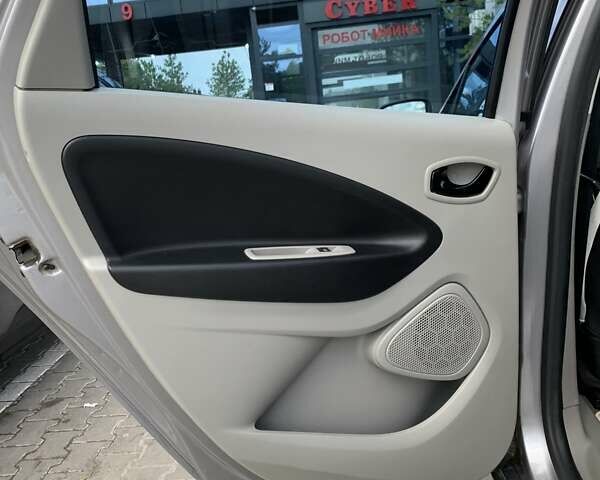 Серый Рено Зое, объемом двигателя 0 л и пробегом 87 тыс. км за 6750 $, фото 38 на Automoto.ua
