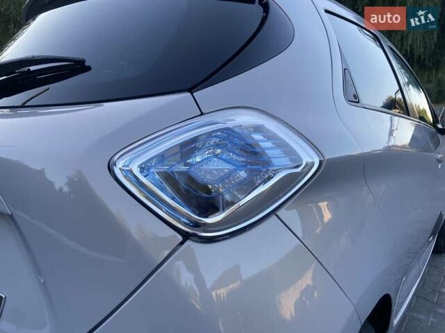 Серый Рено Зое, объемом двигателя 0 л и пробегом 74 тыс. км за 7650 $, фото 21 на Automoto.ua