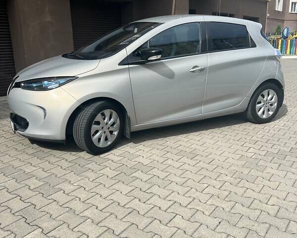 Серый Рено Зое, объемом двигателя 0 л и пробегом 103 тыс. км за 6200 $, фото 3 на Automoto.ua
